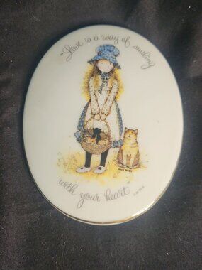 VTG 70s Holly Hobbie Oval Wall Porcelain Plaque Love Gold Edge